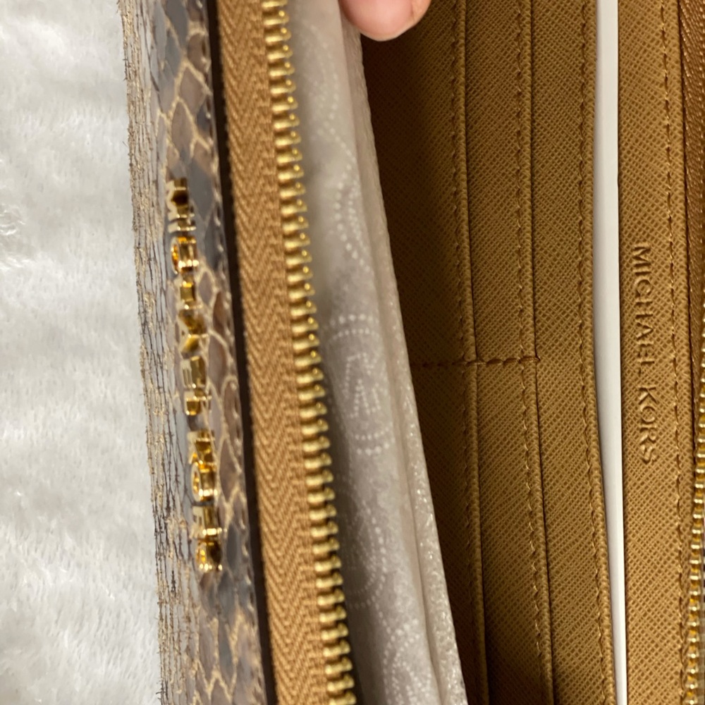 Authentic MK wallet - Picture 5 of 6